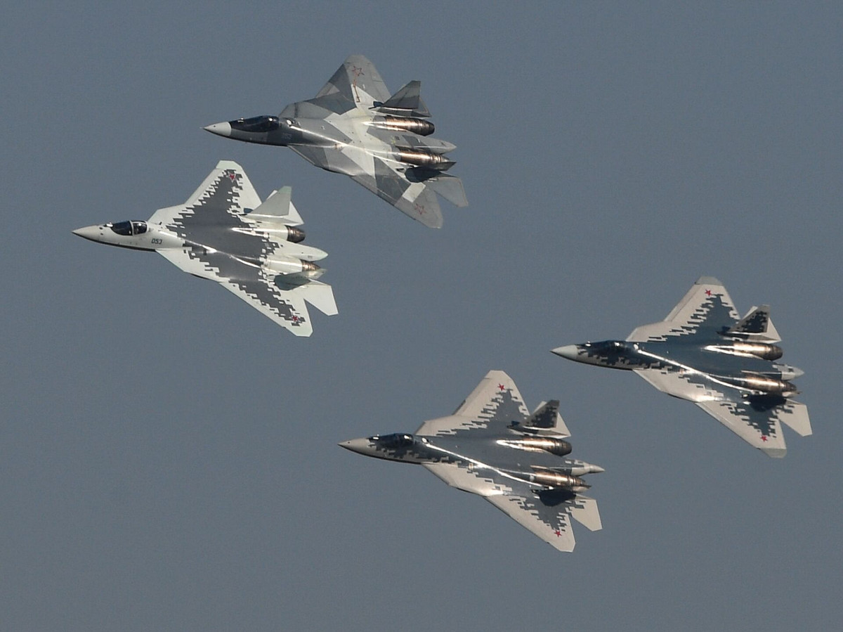 Phương pháp được 4 chiếc Su-57 sử dụng là kết nối thành một mạng chiến đấu thống nhất. Nói cách khác, 4 chiếc Su-57 được kết nối với nhau thông qua hệ thống liên lạc, truyền dữ liệu tốc độ cao, định vị và nhận dạng tự động theo thời gian thực.