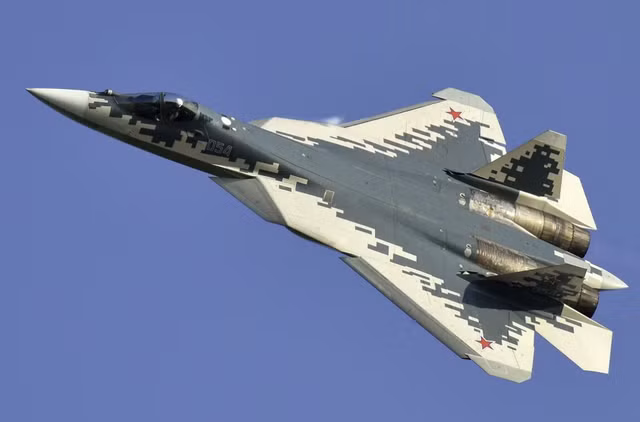 Là máy bay chiến đấu mạnh nhất của Nga, Su-57 có khả năng hoạt động tuyệt vời; máy bay có tính năng tàng hình trước màn hình radar đối phương, tốc độ bay hành trình siêu âm đến 1.450km / h, tải trọng chiến đấu lên tới 6 tấn.