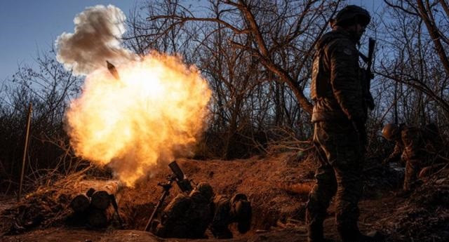 Tiếp đến là bản thân trận “vây công diệt viện” cần phải có đại quân hỗ trợ, chiến thuật cổ xưa có nhắc đến: “mười người thì vây, năm người thì công”. Nói một cách đơn giản, nếu Ukraine muốn đánh bại 20.000 lính đánh thuê Wagner, họ có thể chỉ cần 40.000 quân cơ động tiến công; nhưng phải cần khoảng 200.000 quân để hoàn thành vòng vây.