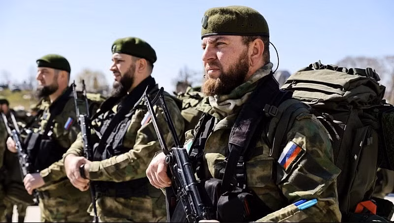 Trước hết về số lượng, trong bốn lực lượng quân Nga tham chiến ở khu vực Bakhmut gồm Quân đội chính quy Nga, vệ binh Chechnya, lính đánh thuê Wagner và lực lượng dân quân thân Nga, thì chỉ có quân Wagner đang trực tiếp chiến đấu với Quân đội Ukraine; còn lại ba lực lượng khác vẫn ở trạng thái "phục kích". 