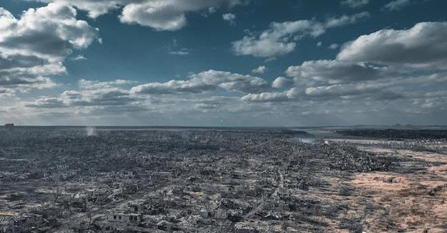 Đây là lý do khiến lực lượng liên quân Nga hùng hậu với hàng trăm nghìn người, bao vây hơn 10.000 quân Ukraine ở Bakhmut vẫn chưa khép được vòng vây. Một thị trấn nhỏ như Marinka, vẻn vẹn chỉ 2,3 km2 và dân số trước khi cuộc chiến nổ ra chỉ là 10.000 người, mà 3 sư đoàn Nga tấn công mãi mà chưa bao vây được.