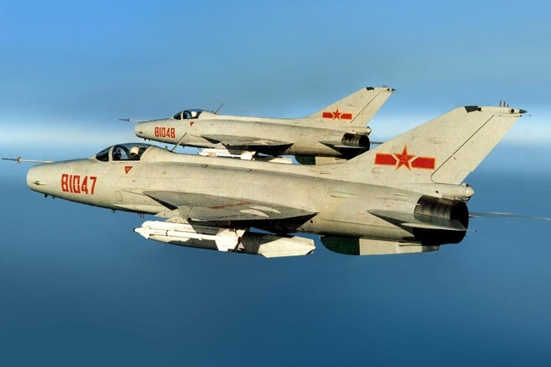 Trong một thời gian dài, Không quân Trung Quốc chỉ "loay hoay" với các loại chiến đấu cơ J-5 (sao chép từ MiG-19 của Liên Xô) J-7 (sao chép MiG-21) và J- 8 (cải tiến từ MiG-21, nhưng có 2 động cơ). Thậm chí, quan niệm về thế hệ máy bay của Trung Quốc cũng khác tiêu chuẩn quốc tế. 