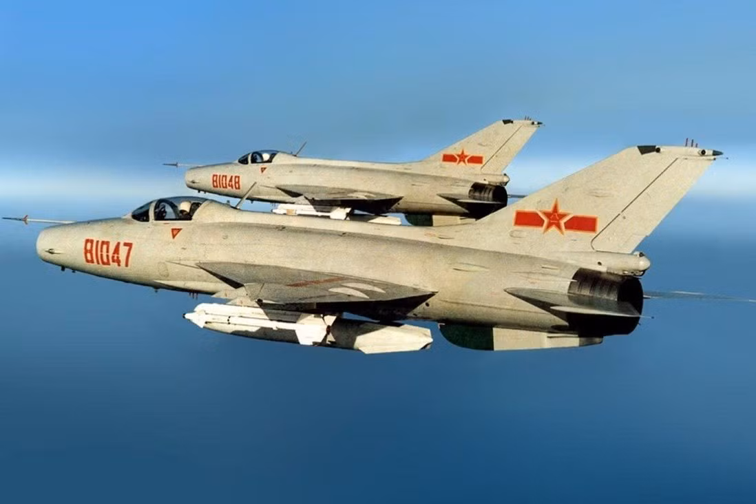 Trong một thời gian dài, Không quân Trung Quốc chỉ "loay hoay" với các loại chiến đấu cơ J-5 (sao chép từ MiG-19 của Liên Xô) J-7 (sao chép MiG-21) và J- 8 (cải tiến từ MiG-21, nhưng có 2 động cơ). Thậm chí, quan niệm về thế hệ máy bay của Trung Quốc cũng khác tiêu chuẩn quốc tế. 