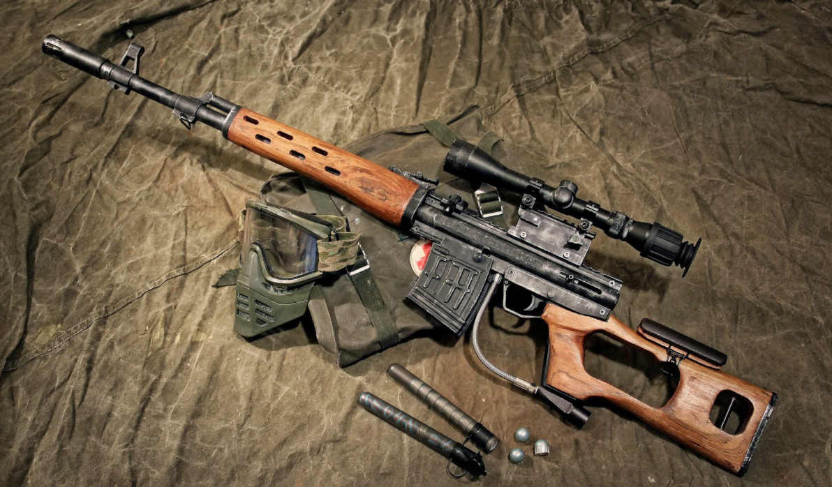 Súng bắn tỉa SVD được Quân đội Liên Xô lựa chọn đưa vào biên chế năm 1963, để thay thế súng bắn tỉa Mosin-Nagan do Dragunov thiết kế. Sau khi tiếp tục được cải tiến, SVD được bắt đầu được trang bị trên diện rộng cho quân đội Liên Xô vào năm 1967.