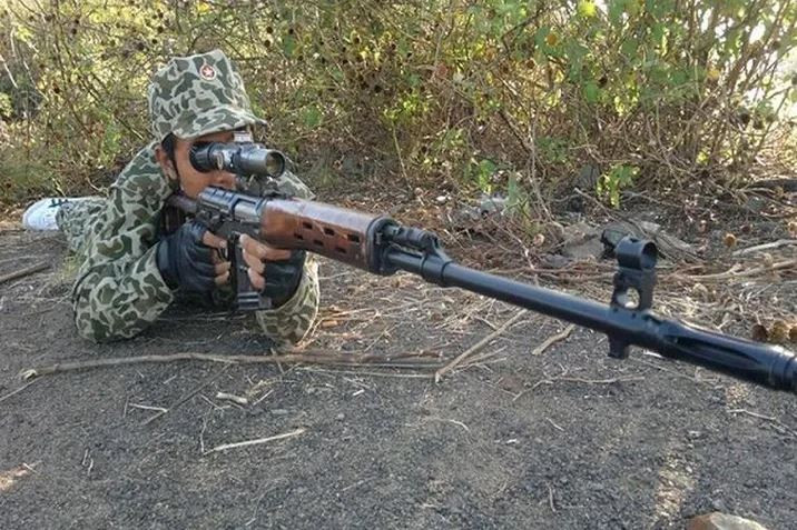 Với loa giảm giật như vậy, khí thuốc sau khi đẩy viên đạn ra khỏi đầu nòng, sẽ được thoát ra từ phía trên của loa nhiều hơn là từ phía dưới, và hiệu quả thực tế là giúp giảm độ nảy của súng ở một mức độ nhất định.