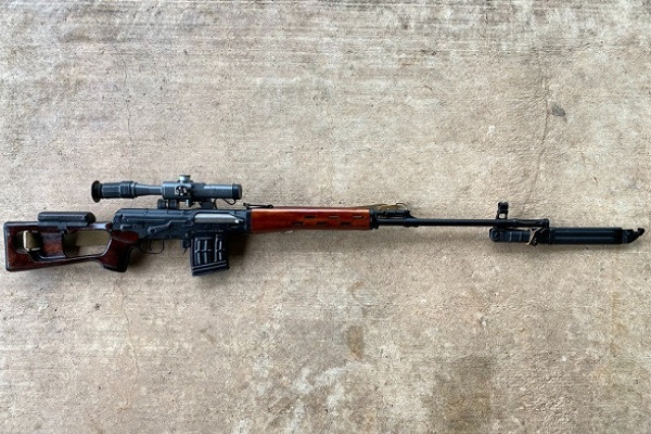 Có một điều đặc biệt là súng SVD có chỗ để lắp lưỡi lê để cận chiến, khác hẳn với hầu hết các súng bắn tỉa hiện nay không lắp được lưỡi lê và ở ống trích khí của súng, có một núm điều chỉnh khí thuốc, được sử dụng để điều chỉnh áp suất của khí thuốc súng.