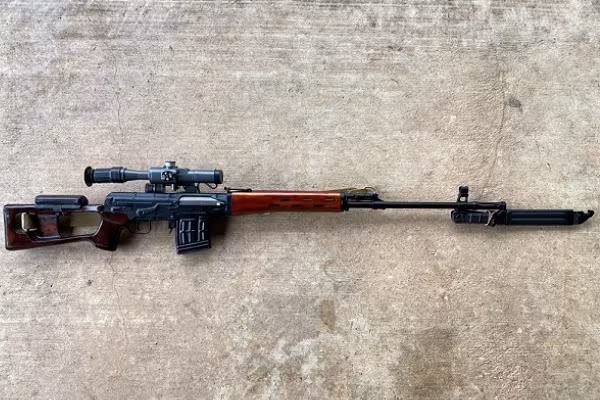 Có một điều đặc biệt là súng SVD có chỗ để lắp lưỡi lê để cận chiến, khác hẳn với hầu hết các súng bắn tỉa hiện nay không lắp được lưỡi lê và ở ống trích khí của súng, có một núm điều chỉnh khí thuốc, được sử dụng để điều chỉnh áp suất của khí thuốc súng.