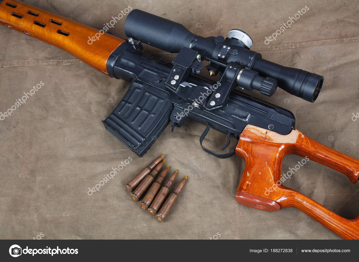 Thiết kế báng súng nguyên thủy của SVD là làm bằng gỗ, được khoét rỗng phía sau của tay cầm và hầu như là hết báng súng; thiết kế này không chỉ làm giảm trọng lượng của báng súng, mà còn tạo thành tay nắm thẳng một cách tự nhiên. 