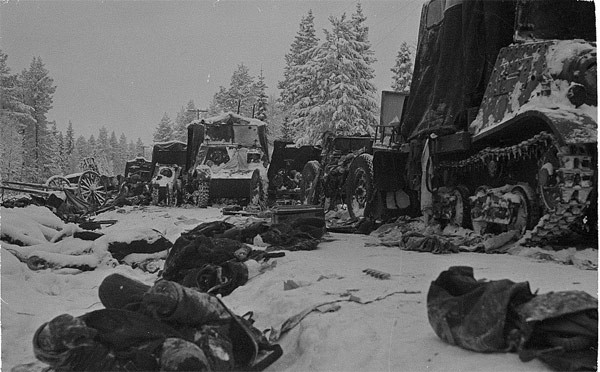 Bởi vì theo Hiệp ước Hòa bình Paris năm 1947, không bên nào có thể thành lập liên minh hoặc tham gia vào một liên minh chống lại bên kia. Ngoài ra, Hiệp ước về các nguyên tắc cơ bản của quan hệ Nga-Phần Lan năm 1992 cũng quy định rằng, hai bên không được đe dọa hoặc sử dụng vũ lực chống lại sự toàn vẹn lãnh thổ hoặc độc lập của nhau. Ảnh: Cuộc chiến tranh Liên Xô - Phần Lan năm 1939.