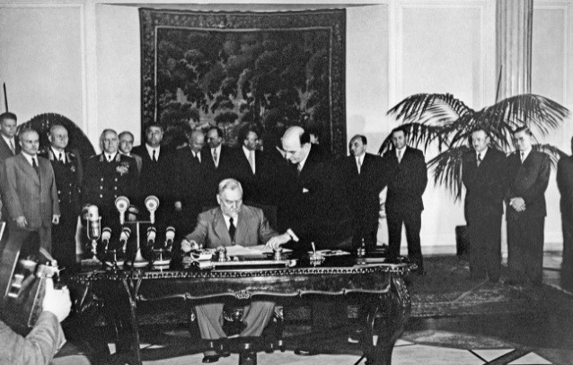 Khối quân sự Bắc Đại Tây Dương (viết tắt là NATO), được thành lập vào năm 1949, hiện có tổng cộng 30 quốc gia; nếu thêm Phần Lan và Thụy Điển, con số sẽ tăng lên 32. Như vậy, dấu chân của NATO ngày càng dày đặc trước ngưỡng cửa của Nga.