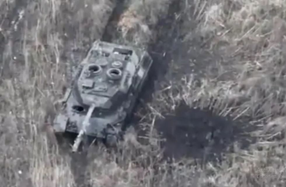 Xe tăng Leopard 2 bị hạ gục mỗi khi tham chiến; còn xe tăng Leopard 1A5 còn tệ hơn nữa, bị quân đội Nga tiêu diệt ngay trong lần xuất quân đầu tiên, khiến quân đội Ukraine rơi vào thế lúng túng trong sử dụng lực lượng thiết giáp. 