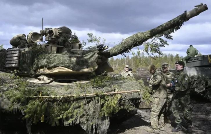 Bộ trưởng Quốc phòng Mỹ Lloyd Austin nêu phương án cung cấp 28 xe tăng Leopard của Đức, để đổi lấy 7 xe tăng Abrams, tức tỉ lệ 4:1. Tuy nhiên những thông tin này chưa được kiểm chứng và cả Ukraine và Mỹ chưa bình luận về thông tin trên. 