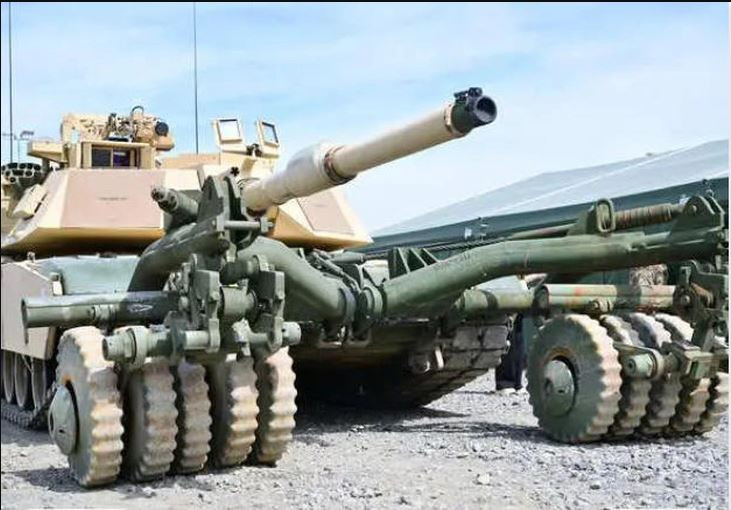 Theo trang web News9live của Ấn Độ, để cứu lấy danh tiếng xe tăng M1 Abrams hùng mạnh, Mỹ đã yêu cầu Ukraine trả lại lô xe đã viện trợ này. Lời đề nghị trên được Bộ trưởng Quốc phòng Mỹ Lloyd Austin đưa ra với Tổng thống Ukraine Zelensky trong chuyến thăm của ông tới Kiev hôm 20/11.