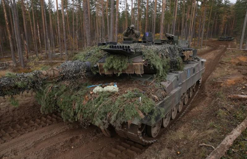 Còn nhà sản xuất xe tăng M1A1 Abrams là General Dynamics cho rằng, trong tình hình chiến trường Ukraine hiện nay, quân đội Ukraine sẽ không thể sử dụng hiệu quả số xe tăng M1A1 trong chiến đấu; bởi họ lo sợ số phận của xe tăng Mỹ, có thể giống như đã từng xảy ra với xe tăng Đức khi tham chiến.