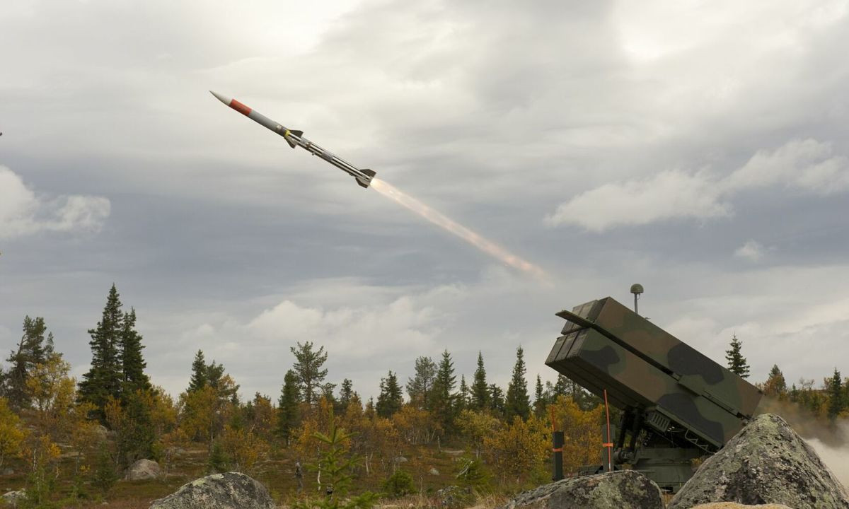 Đặc biệt là vào tháng 12 năm ngoái, các loại tên lửa phòng không IRIS-T, NASAMS, S-300 và Patriot trên hướng Kiev đã đánh chặn hiệu quả các đợt tấn công dữ dội nhất của Nga, nhằm vào các hệ thống năng lượng. 