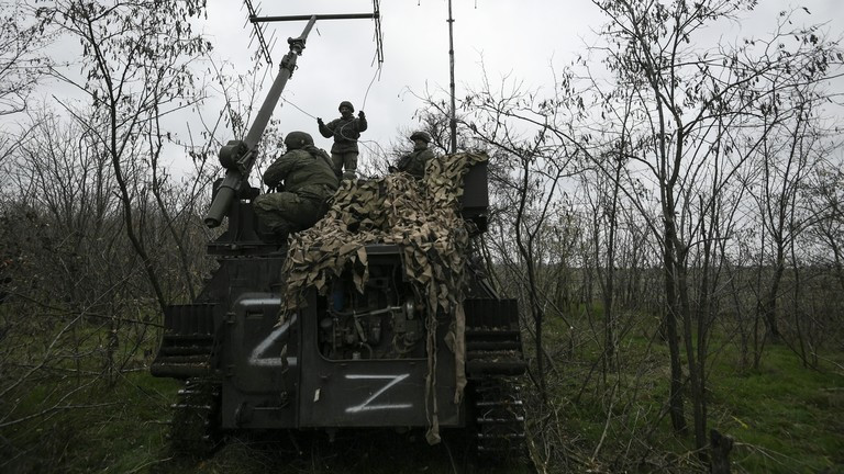 Hệ thống tác chiến điện tử của Nga đã được triển khai rộng khắp trên toàn bộ chiến tuyến, can thiệp làm tê liệt thông tin chỉ huy, UAV và đạn dẫn đường của quân đội Ukraine; giúp pháo binh Nga áp đảo tiêu diệt các lực lượng tấn công và phòng thủ của quân đội Ukraine. Trong khi đó, tên lửa tập trung tấn công cơ sở hạ tầng, kho đạn, nhà máy quốc phòng và hệ thống điện của Ukraine. 