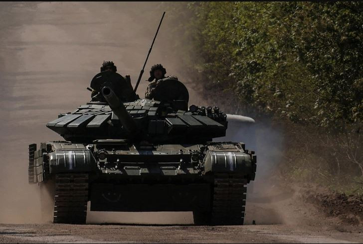 Flesch, chuyên gia tác chiến điện tử người Ukraine thì cho rằng, “một quốc gia bí ẩn” đã cung cấp thiết bị điện tử có liên quan cho Nga, giúp Nga lắp đặt mái vòm bảo vệ điện tử trên xe tăng của họ; mặc dù Ukraine cũng đang phát triển hệ thống tương tự nhưng tiến độ tương đối chậm. 