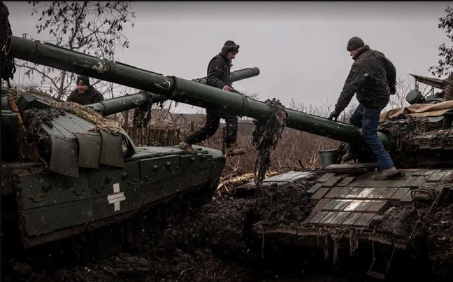 Những thứ duy nhất di chuyển là những chiếc xe có bánh xích rộng, kéo những chiếc xe khác hoặc pháo binh dọc theo con đường một cách chậm chạp và vất vả cho đến khi chúng hết nhiên liệu. Tất nhiên, kết quả là thiếu nguồn cung cấp và nguồn cung cấp không thể đến đúng giờ.