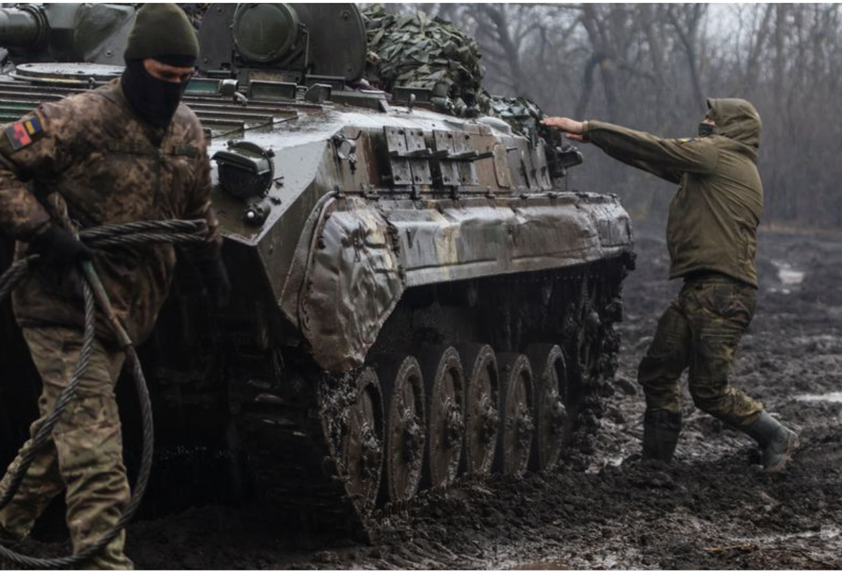 Chúng ta hãy nhớ lại lực lượng thiết giáp của Đức trong “vũng bùn” Ukraine trong Thế chiến II đã như thế nào. Nhà sử học người Đức Rudolf Hoffmann đã ghi lại trong “Trận đánh quyết định trong Thế chiến thứ hai”: “Những con đường lầy lội đã gây ra vô số sự chậm trễ và hỏng hóc của thiết giáp và phương tiện vận tải.