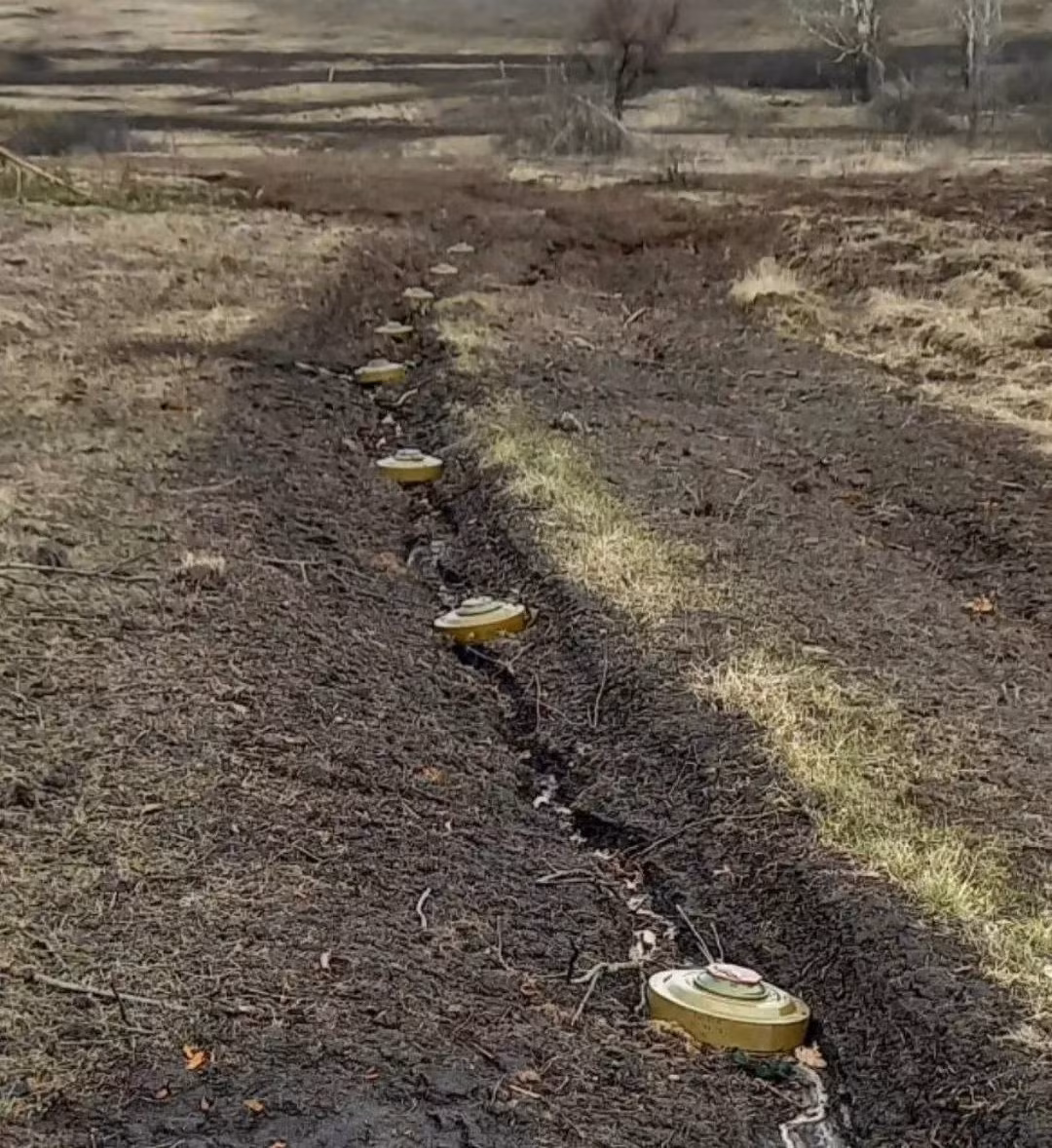 Trên thực tế, trở ngại đầu tiên cho cuộc phản công của Ukraine không phải là thời tiết, mà chính là những bãi mìn chống tăng mà họ đã bố trí. Những quả mìn này không nhận ra người, các phương tiện cơ giới của Nga sẽ phát nổ nếu chẳng may đè vào chúng. Và xe cơ giới của quân đội Ukraine chắc chắn sẽ nổ tung, nếu cũng chẳng may đè vào mìn.