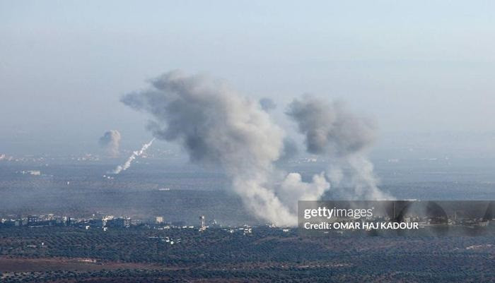Nga quyết tâm trả đũa và đây là lúc mà Lực lượng Hàng không Vũ trụ Nga tiến hành các cuộc không kích quyết liệt. Vì quân nổi dậy Syria không có sức mạnh không quân và không có khả năng phòng không, nên các cuộc không kích gần giống như ném bom luyện tập.
