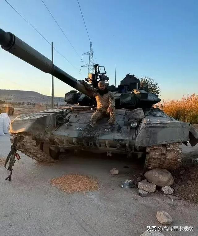 Hơn nữa, khi tiền tuyến liên tục rút lui, tình hình càng trở nên khó khăn hơn, không lạc quan với quân đội chính phủ Syria. Mặc dù liên minh Nga-Syria về cơ bản đã ổn định được tình thế, nhưng vẫn phải đối mặt với sự quấy rối từ nhiều nhóm phiến quân.