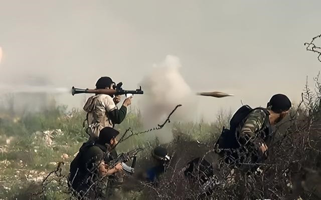 Thành phần cuộc tấn công quy mô lớn lần này của phiến quân Syria rất phức tạp, gồm nhiều phe phái và có sự tham gia của các thế lực bên ngoài. Theo thông tin của trang web “Quan sát quân sự" của Mỹ, phiến quân Syria chủ yếu dựa vào các chi nhánh của các tổ chức nổi dậy trước đây, do Thổ Nhĩ Kỳ tài trợ.