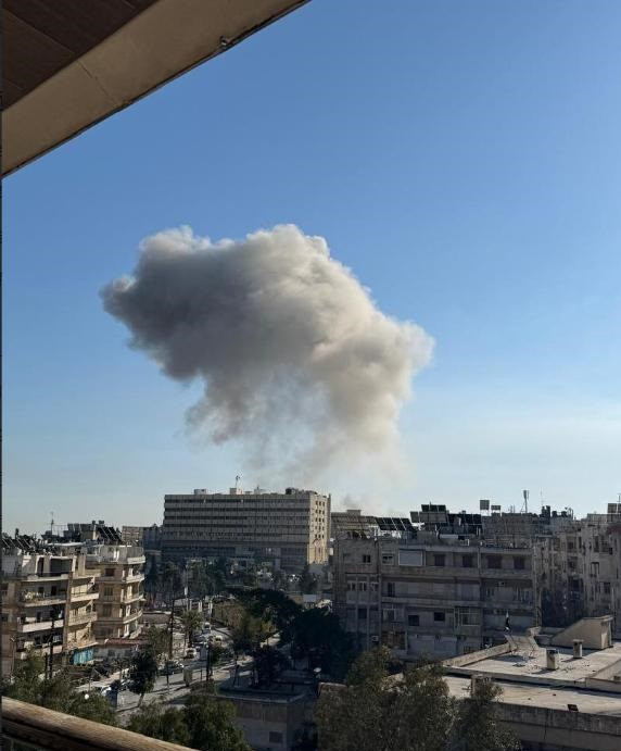 Vào ngày 1/12, Lực lượng Hàng không Vũ trụ Nga và Không quân Syria đã cùng nhau thực hiện các vụ ném bom quy mô lớn vào các mục tiêu gần thành phố Idlib, căn cứ của quân nổi dậy Syria, cũng như thành phố Aleppo, do quân nổi dậy Syria chiếm đóng.