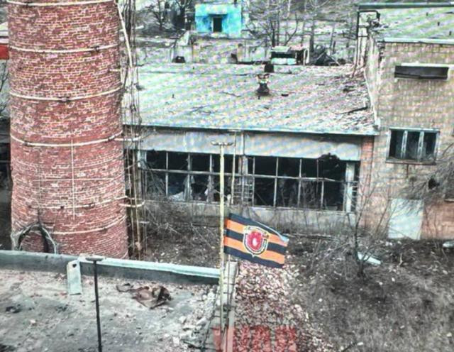 Thứ tư: Ở phía đông Avdiivka, tại vị trí nhà máy xử lý nước thải gần đường cao tốc H20, quân Ukraine cuối cùng gặp khó khăn trong việc giữ trận địa và bỏ vị trí, quân Nga cũng cắm cờ sau khi chiếm giữ nơi này.