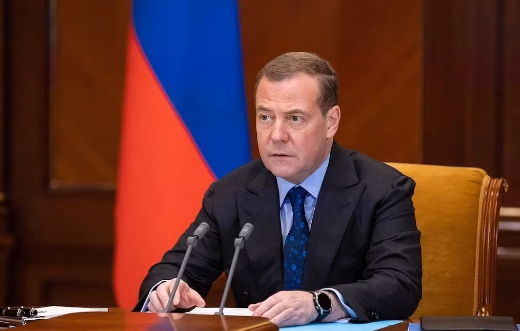 Những người theo đường lối cứng rắn ở Nga đã bắt đầu bày tỏ sự “bất bình” trước việc Ukraine thường xuyên tấn công vào thủ đô Moscow của Nga. Trong số đó, cựu Tổng thống Nga Dmitry Medvedev thậm chí đã có những lời lẽ gay gắt nhắm tới Kiev.