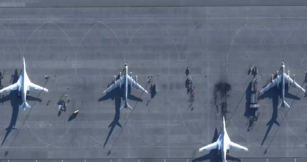 Hơn nữa, khi Ukraine tiến hành cuộc tấn công vào một sân bay ở Nga cách đây hai ngày, nó cũng gây thiệt hại cho 2 máy bay ném bom chiến lược của Nga, bằng cách “đổi máy bay không người lái lấy máy bay ném bom”, Ukraine đã hưởng lợi lớn. Điều này cũng khiến một số sân bay ở Nga lo lắng.