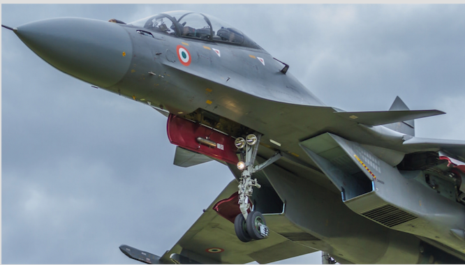 Không chỉ kế thừa nền tảng không chiến tiên tiến của chiến đấu cơ Su-27, Su-30MKI có khả năng sử dụng một thế hệ vũ khí mới; điều này không chỉ giúp nó có khả năng hơn trong vai trò chiếm ưu thế trên không, mà còn rất phù hợp để tấn công mục tiêu mặt đất và mặt nước.