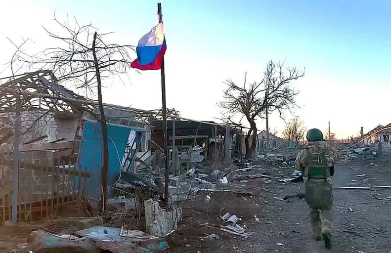 Sáng sớm ngày 16/11, khi mặt trời mọc, có tin mới từ chiến trường nam Donetsk. Lữ đoàn bộ binh cơ giới số 114 của Quân đội Nga đã công bố đoạn video cho thấy, một đơn vị của họ đã chiếm được làng Ilinka ở phía bắc hồ chứa nước Kurakhove và tự hào cắm cờ Nga.