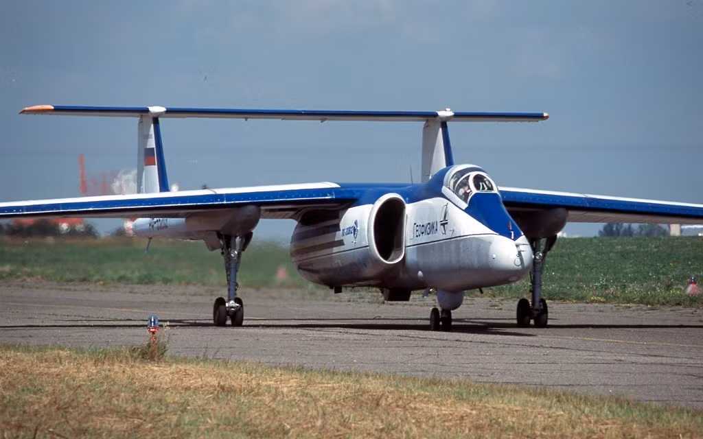 Đến cuối thập niên 1970, Chaika được nâng cấp thành một chiếc máy bay do thám đích thực với tên Stratosphera M-17 (còn gọi là Mystic-A), bay lần đầu vào ngày 26/6/1982, được sử dụng để khám phá các tầng Ozon cho đến năm 1992. 