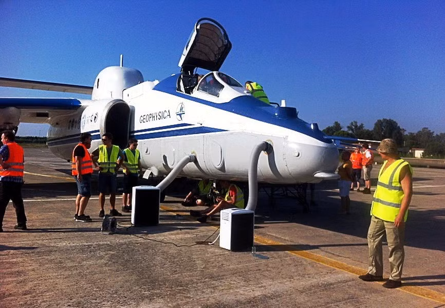 Đánh giá của Bộ Quốc phòng Anh cũng cho biết, chiếc máy bay hiếm này đã được trang bị hệ thống tình báo điện tử (ELINT) mới, tại một cơ sở thử nghiệm của Nga.