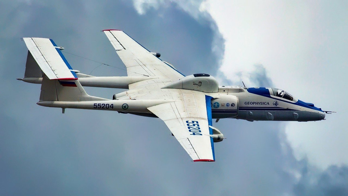 Để đánh chặn khinh khí cầu, máy bay M-17 được trang bị tháp pháo; do vậy, M-17 không chỉ có thể thực hiện các hoạt động trinh sát ở độ cao lớn, mà còn có thể đánh chặn máy bay trinh sát U-2 và khinh khí cầu trinh sát tầm cao cũng đang bay ở độ cao lớn. Tuy nhiên, khẩu pháo này đã bị loại bỏ ở các mẫu tiếp theo.