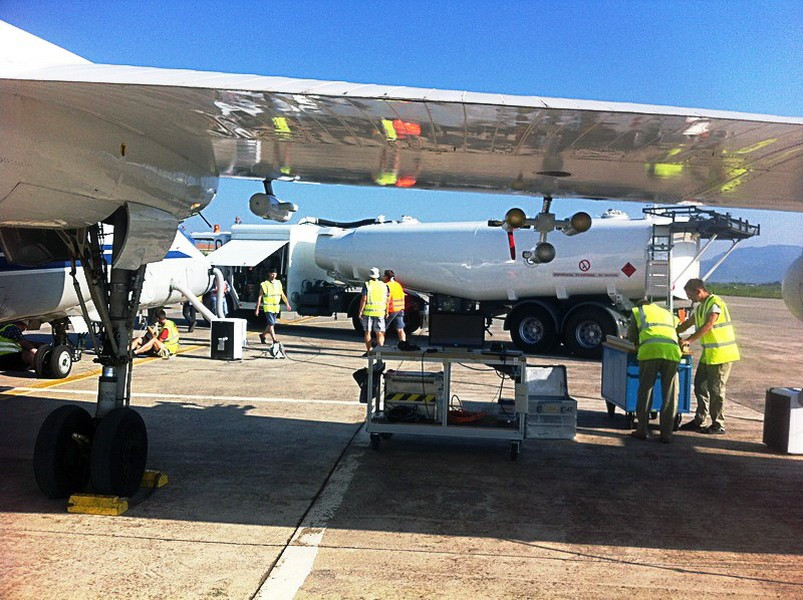 Căn cứ vào bức ảnh, các chuyên gia quân sự quan sát thấy một thùng chứa đặc biệt gắn trên cánh máy bay, đây rất có thể chính là khối khí tài UKR-RT được trang bị thiết bị trinh sát vô tuyến điện tử. 