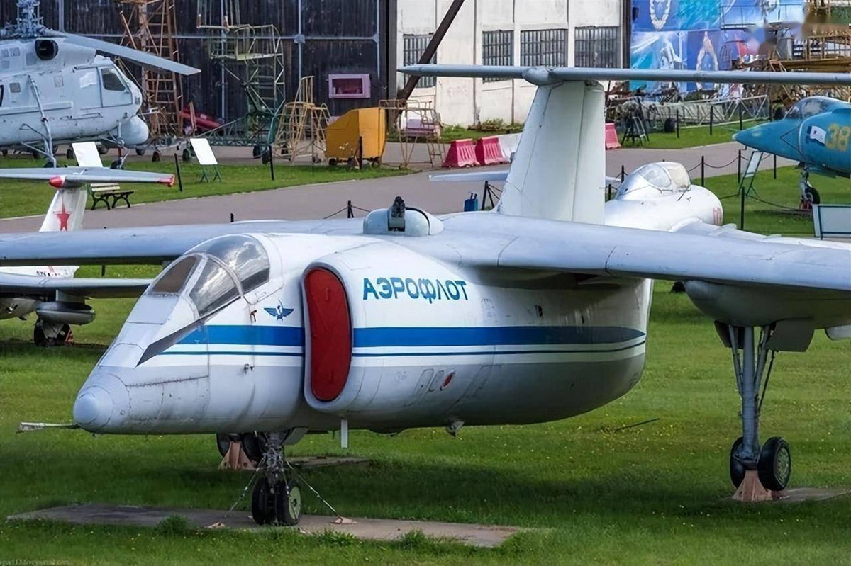 Nhưng theo tờ "War Zone" của Mỹ đưa tin, Quân đội Nga có thể đang xem xét sử dụng số máy bay do thám M-55 từ thời Chiến tranh Lạnh để cung cấp khả năng thu thập thông tin tình báo trên chiến trường Ukraine.