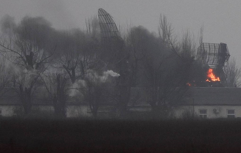 Nhưng nên nhớ, sự kiên nhẫn của đôi bên cũng có hạn. Nga hôm qua đưa ra một cảnh báo khác: Trong khi đảm bảo an toàn cho dân thường ở mức độ cao nhất, không loại trừ việc quân đội Nga mở cuộc tấn công nhằm kiểm soát tất cả các thành phố ở Ukraine. 