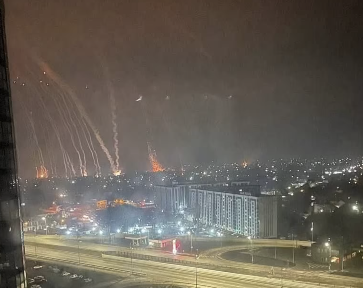 Theo truyền thông Ukraine, phía Nga đã đưa ra 6 điều kiện cho lệnh ngừng bắn giữa Nga và Ukraine, trong đó 5 điều kiện đã được ghi vào hiến pháp Ukraine. Đầu tiên, Ukraine phải từ bỏ việc gia nhập NATO và giữ thái độ trung lập. Nga sẽ đảm bảo an ninh cho Ukraine.