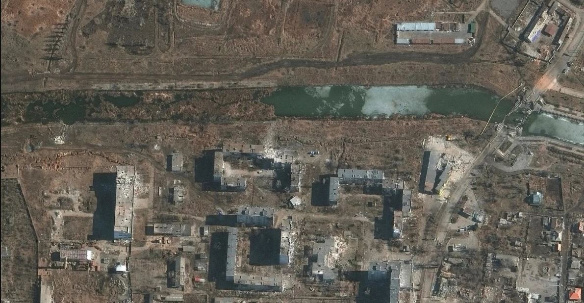 Theo thông tin của truyền thông Anh cho biết, các đơn vị lính đánh thuê Wagner đã chiếm hầu hết phần phía đông của Bakhmut, và con sông chảy qua trung tâm thành phố, đã trở thành chiến tuyến giữa hai bên; trong khi các lực lượng bên ngoài của Nga đang phối hợp tấn công từ phía bắc và phía nam. 