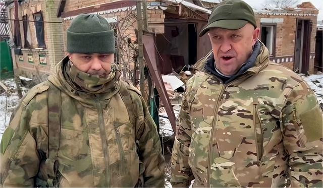 Lý do cho những thông tin này chính là từ tuyên bố của ông Prigozin, Chủ tịch của Tập đoàn lính đánh thuê Wagner. Vào ngày 10/3, ông Prigozin cho biết trên trang cá nhân của mình: Quân đội Ukraine có dấu hiệu bí mật điều động quân đến Bakhmut, để chuẩn bị chiến dịch phản công. 