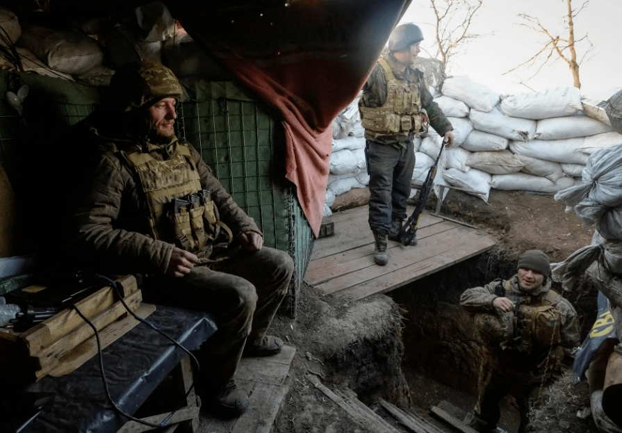 Theo phóng viên Carlotta Gall của NYT, sau những cuộc tấn công mãnh liệt của quân Nga, lực lượng đồn trú của Ukraine Avdiivka chỉ còn khoảng 15 nghìn quân. Con số này không nhiều, nếu so với Nga có sự tham gia của 8 lữ đoàn; theo ước tính của Bộ Quốc phòng Anh, một lữ đoàn Nga có từ 2 đến 8 nghìn quân. 