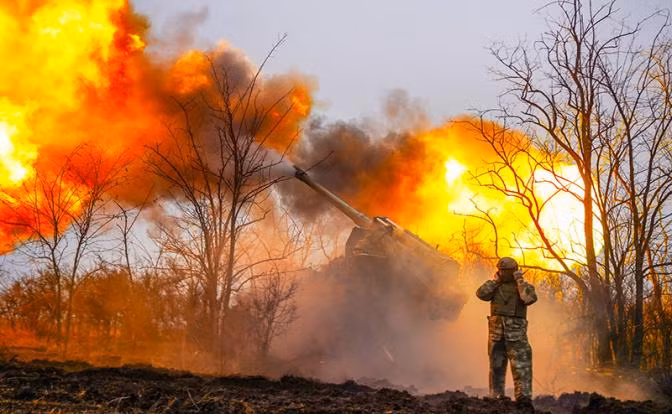 Khi sức kháng cự của quân Ukraine “yếu dần”, lúc này cuộc hành quân trên bộ bắt đầu. Các phương tiện rà phá bom mìn chiến đấu có nhiệm vụ di chuyển trước, để khắc phục các bãi mìn dày đặc của Ukraine, bố trí trên mọi hướng tiếp cận Avdiivka. 