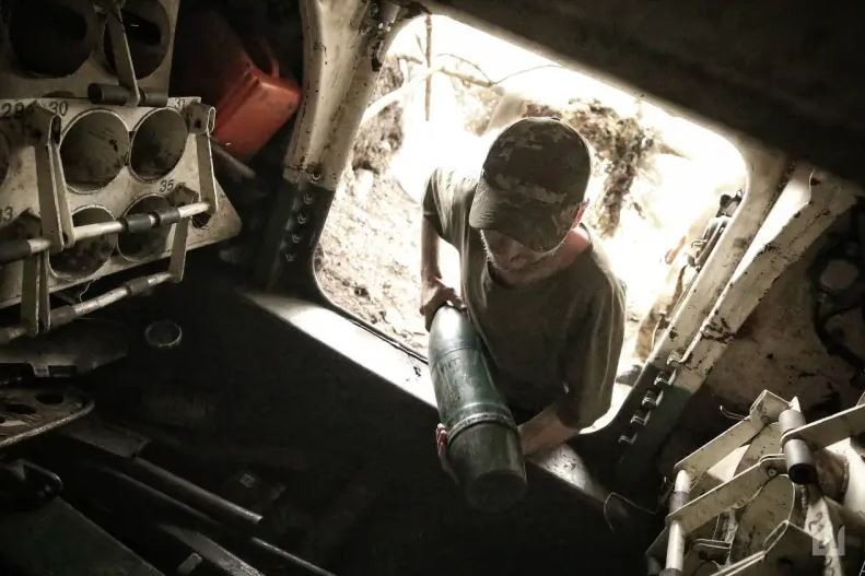 Ngoài ra, từ các khu vực vừa chiếm đóng của vùng Kursk, cũng như từ lãnh thổ của vùng Sumy, quân Ukraine sử dụng vũ khí tên lửa và pháo tầm xa để tấn công sâu vào vùng Kursk, tập trung vào Lgov, bao gồm cả tuyến đường Rylsk-Kursk đi qua thành phố này.