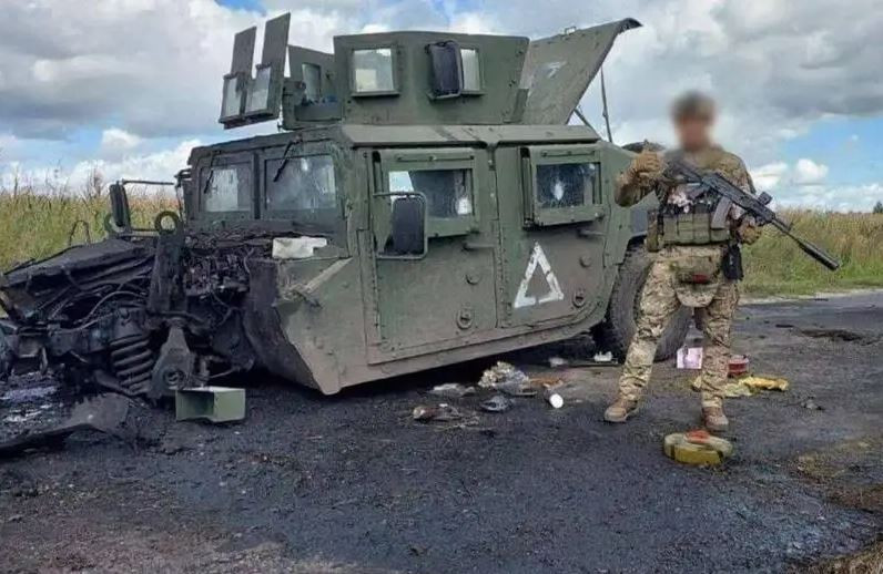 Tại Sumy, các kho dự trữ của quân Ukraine, các kho đạn dược và nhiên liệu trong khu vực các khu định cư Atinskoye, Belopole, Vorozhba, Kiyanitsa, Kositsa và Shalygino đều bị bom và tên lửa Nga tấn công phá hủy. Trong 24 giờ qua, quân Ukraine đã thiệt hại khoảng 300 quân và 27 thiết bị, đưa thiệt hại trong hơn 10 ngày qua lên tới hơn 3.460 quân, 50 xe tăng , 70 xe bọc thép, 262 xe chiến đấu bọc thép... (Nguồn ảnh: Topwar, CNN, Ukrinform, Sina).