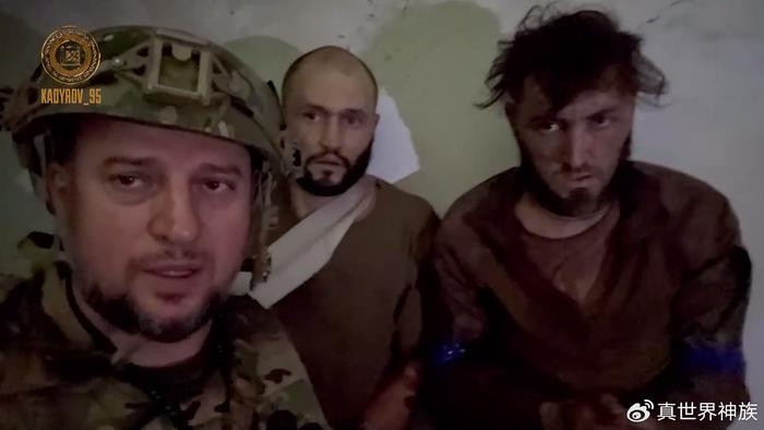 Trong đoạn phim được quay từ máy bay trực thăng của Nga, người xem có thể đếm được ít nhất 10 chiến binh Ukraine, họ bị bắt làm tù binh, khi đang cố gắng trốn về tỉnh Sumy của Ukraine. Theo Tướng Alaudinov, chỉ huy Lực lượng đặc biệt Akhmat của Nga cho biết, đêm hôm qua, quân của anh ta bắt được thêm 24 tù binh Ukraine.