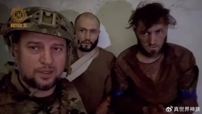 Trong đoạn phim được quay từ máy bay trực thăng của Nga, người xem có thể đếm được ít nhất 10 chiến binh Ukraine, họ bị bắt làm tù binh, khi đang cố gắng trốn về tỉnh Sumy của Ukraine. Theo Tướng Alaudinov, chỉ huy Lực lượng đặc biệt Akhmat của Nga cho biết, đêm hôm qua, quân của anh ta bắt được thêm 24 tù binh Ukraine.