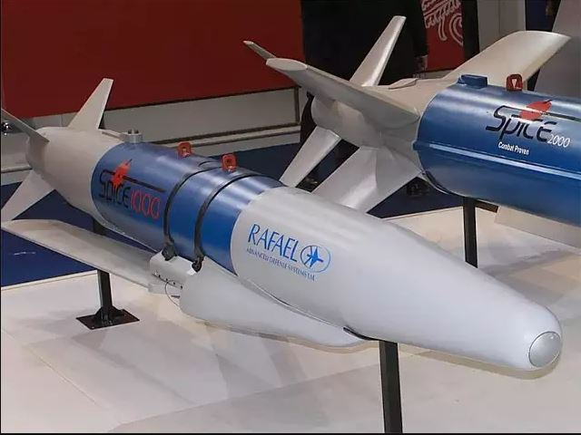 Điều gây “ngạc nhiên” là sự “kết hôn” giữa máy bay Su-30MKI gốc của Nga và bom dẫn đường SPICE-2000 của Israel có rất nhiều điều “thú vị”. Trước hết, SPICE là bộ công cụ chuyển đổi bom rơi tự do thông thường thành bom có độ chính xác cao sử dụng dẫn đường vệ tinh EO/GPS. 