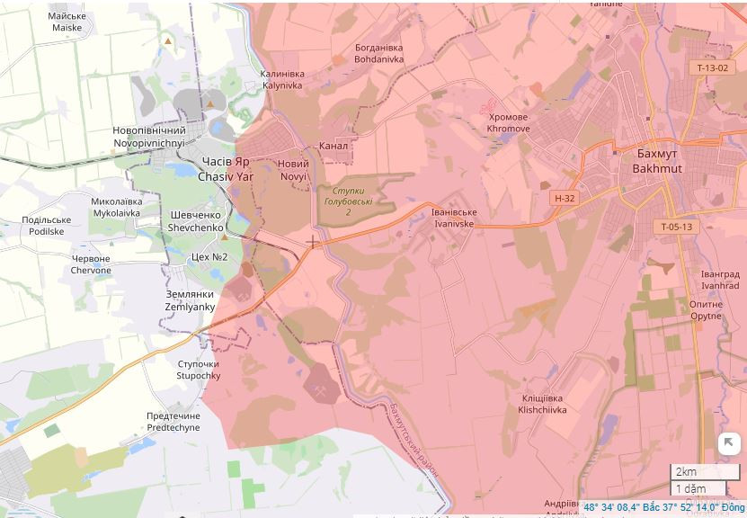 Chasov Yar nằm ở khu vực do Kiev kiểm soát, khoảng cách từ Chasov Yar đến Bakhmut (Artyomovsk), nơi nằm dưới sự kiểm soát của lực lượng Nga vào năm 2023, là 10 km, đến thành phố Donetsk là khoảng 65 km. 